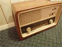 Graetz Polka Mdl. 813E Vintage Tube Radio