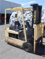 HYSTER 35 ELECTRIC FORKLIFT W/CHARGER