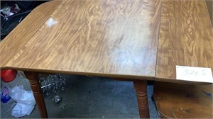 Dropleaf table 48“ x 30“ with three chairs, small