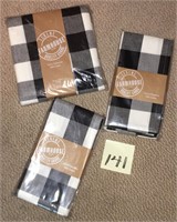 New Black and White Checked Table Cloth/Napkins