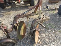 1050) Dearborn disc breaking plow