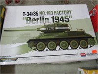 1:35 "BERLIN 1945" T-34/85 TANK MODEL
