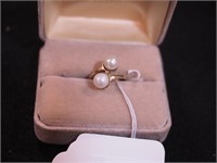 10K plumb yellow gold ring with two pearls,