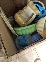 Box of assorted tupperware & misc