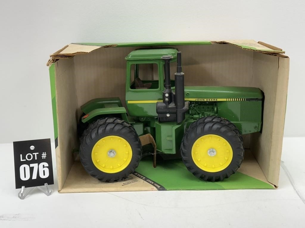 ERTL J.D. 4-Wheel Driver Tractor 1/16