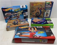 LOT OF ASSORTED HOT WHEEL TOYS