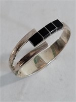 Onyx sterling bracelet 2 1/4" X 2 1/2"  , 55g.  Pb