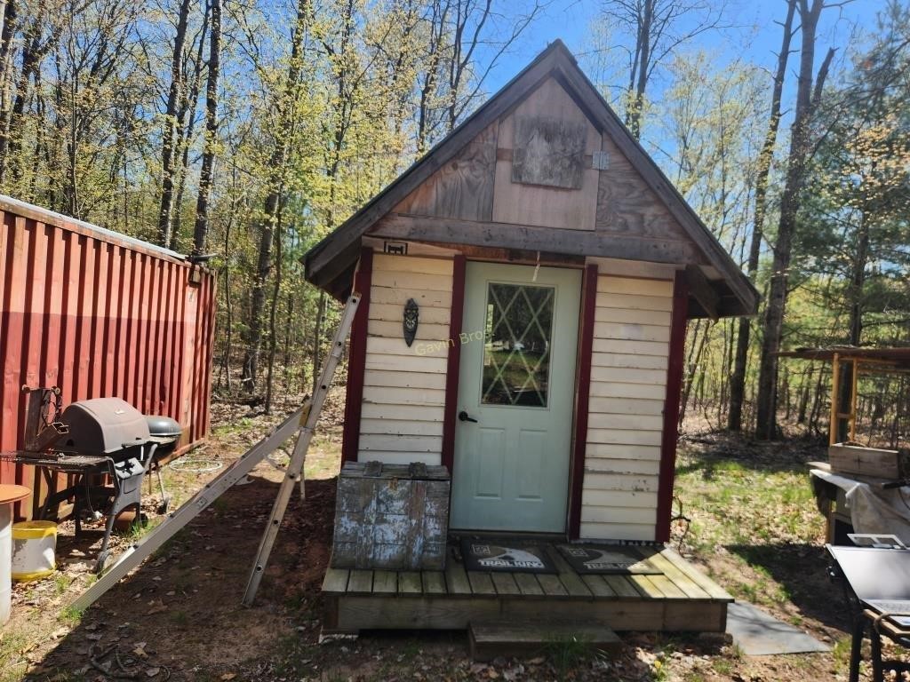 8x12' Wood Shed with 3' Deck.
