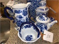 BLUE/WHITE PITCHERS AND BASKET