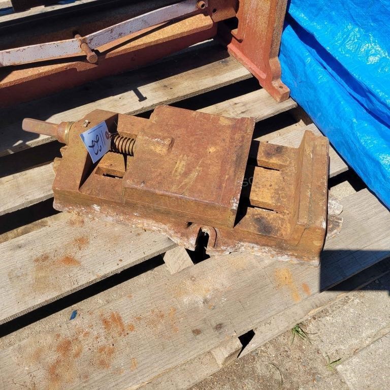 YD MIll Vice 8" w x 7 1/2 " open