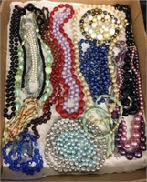 LOTS & LOTS OF COLORFUL BEADS / JEWELRY LOT