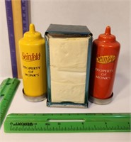 Salt&Pepper Shaker Seinfeld ketchup/mustard set