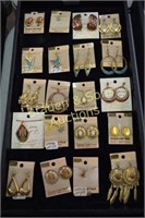 GROUP OF 40 LADIES EARRINGS AND NECKLACES