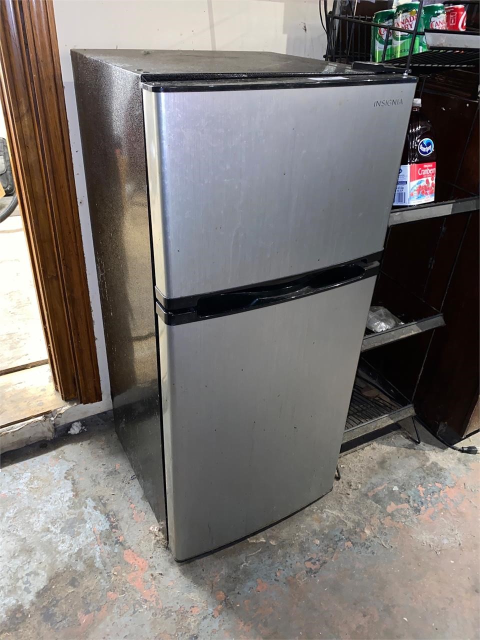 Insignia Refrigerator / Freezer [WWR]