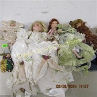 LARGE GROUP OF COLLECTABLE DOLLS