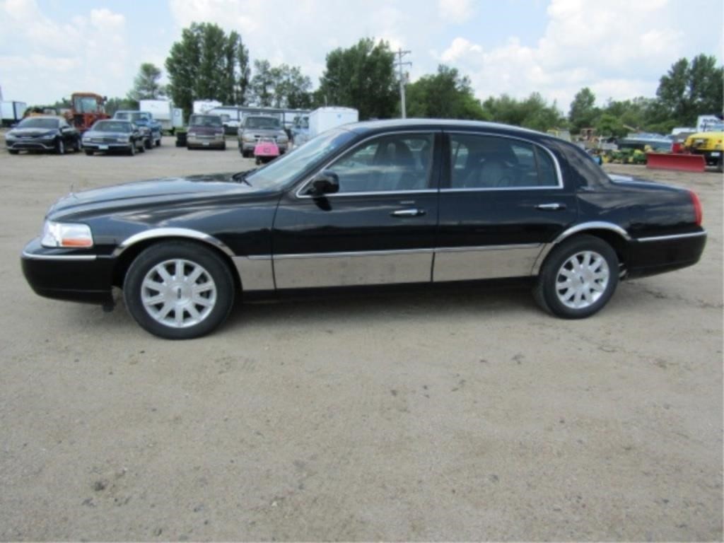 Clean-2011 Lincoln Town Car Signature Limited 4dr