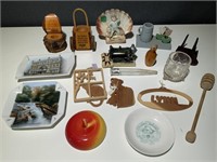 VTG Pine Souvenir Pieces, 2 Ceramic Souvenir