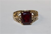 14k yellow gold Ruby Ring containing one