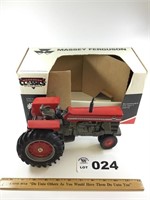 MASSEY-FERGUSON 1100 TOY TRACTOR 1/16 scale