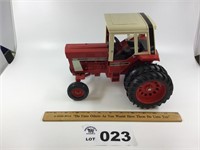 INTERNATIONAL TOY TRACTOR 1586 1/16 scale-