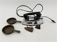 Lot with a vintage electric iron, 2 mini cast iron