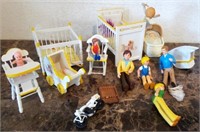 F - LOT OF PLAY FAMILY DOLLS & ACCESSORIES (K121)