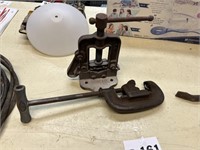 PIPE CUTTER AND VISE