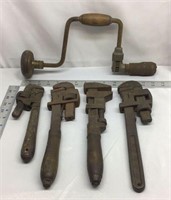 D2) FOUR VINTAGE PIPE WRENCHES & VINTAGE HANDRILL