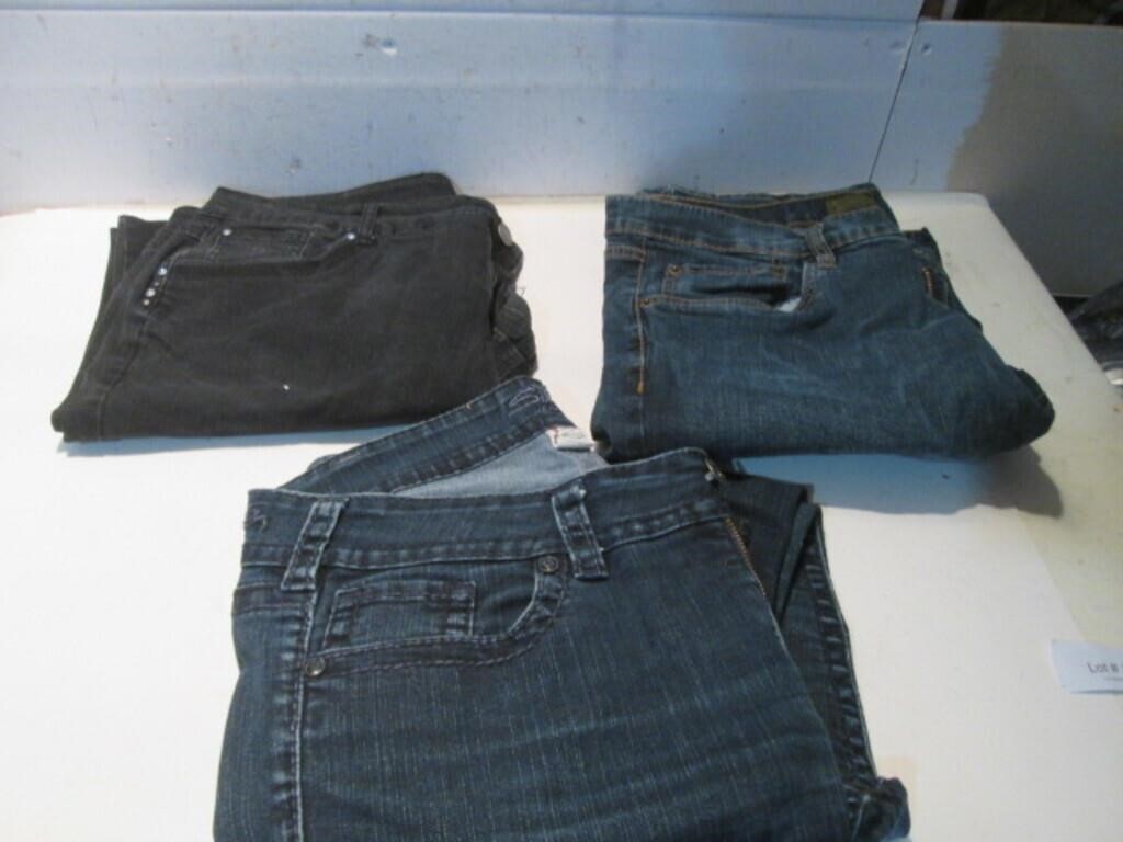 LOT ASSORTED WOMENS JEANS