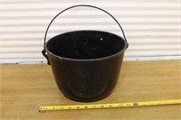 Cast iron pot with handle