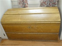 VINTAGE WOODEN TRUNK W/TRAY