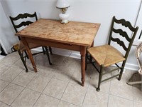 Table w. 2 chairs