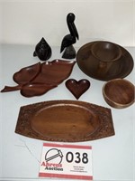 Wooden trays, bowls, figurines