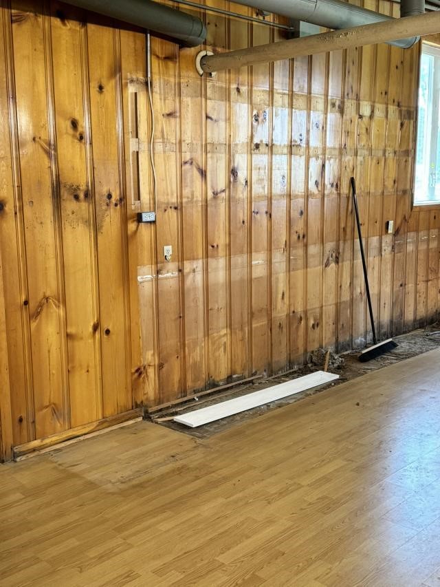 For Salvage Knotty Pine Wall Planks Room 27x15