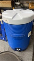 Rubbermaid drinking water container