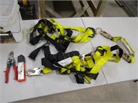 harness,tin snips & items