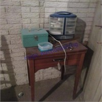 SEWING MACHINE IN STAND - SEWING BOX/THREAD