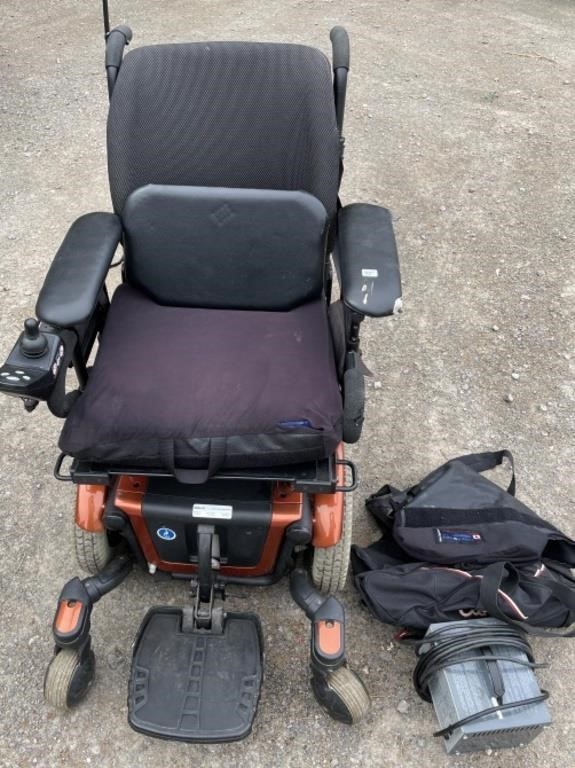 ELECTRIC MEDCHAIR QUANTUM 600 WITH BATTERY CHARGER