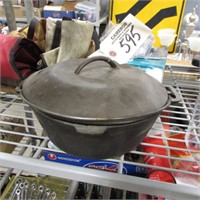 CAST IRON DUTCH OVEN  10"