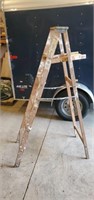 Wooden 6' step ladder