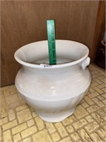 Large white pot, no handle