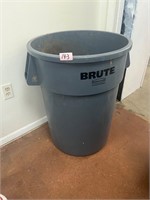 Brute Rubbermaid Trash Can