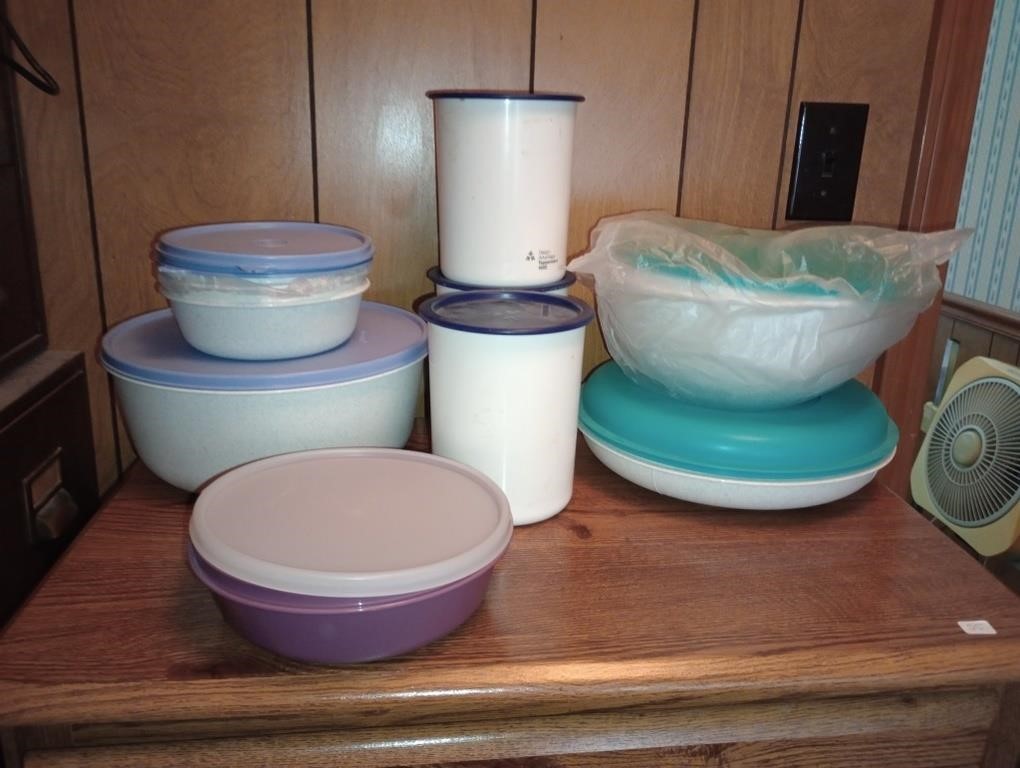 Group of mostly new vintage Tupperware