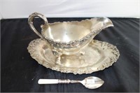 SILVER PLATE GRAVY BOAT AND UNDER TRAY W/PEARL