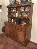 VINTAGE MAPLE CHINA CABINET (NO CONTENTS)