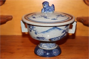Blue and gray rice bowl with foo dog finial
