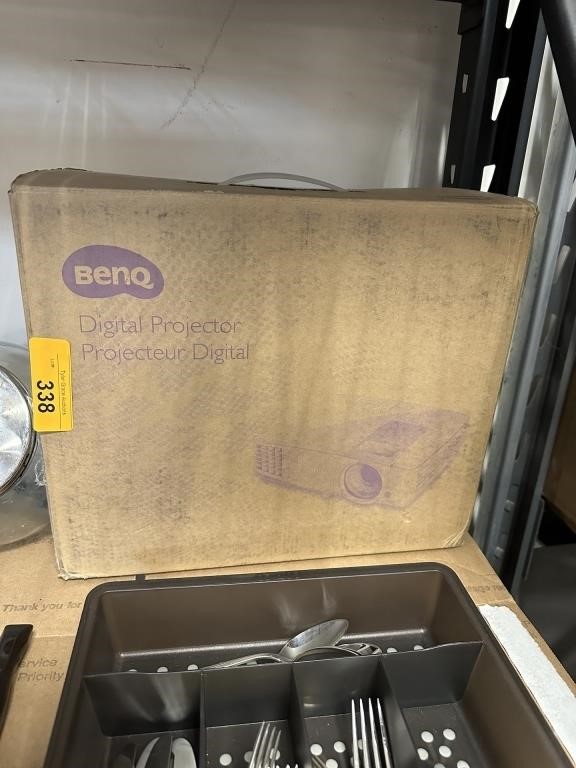 BENQ DIGITAL PROJECTOR IN BOX