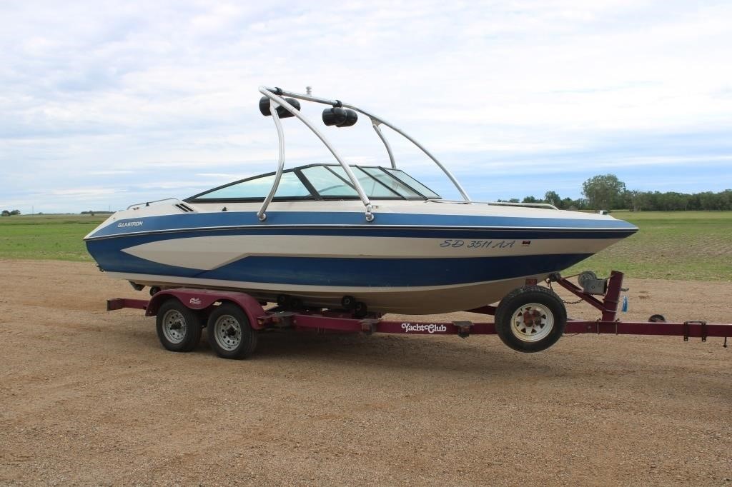 1989 Glastron Boat & 2000 trailer roller