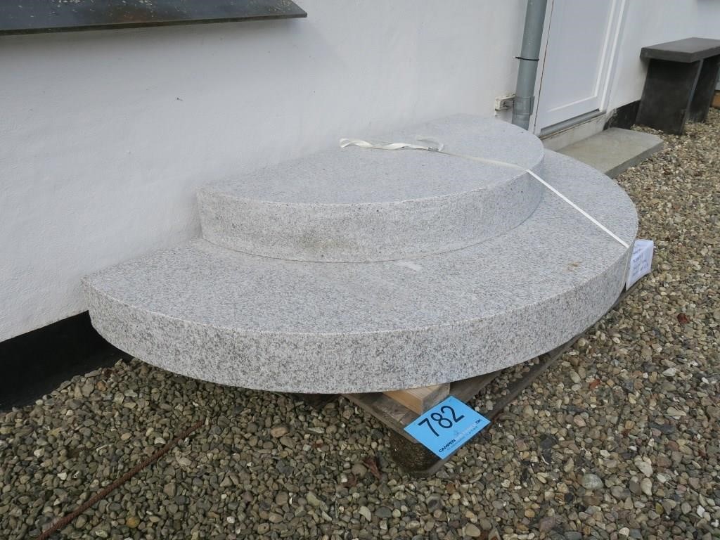 1 sæt 1/2 trappe lys granit | Auktioner A/S