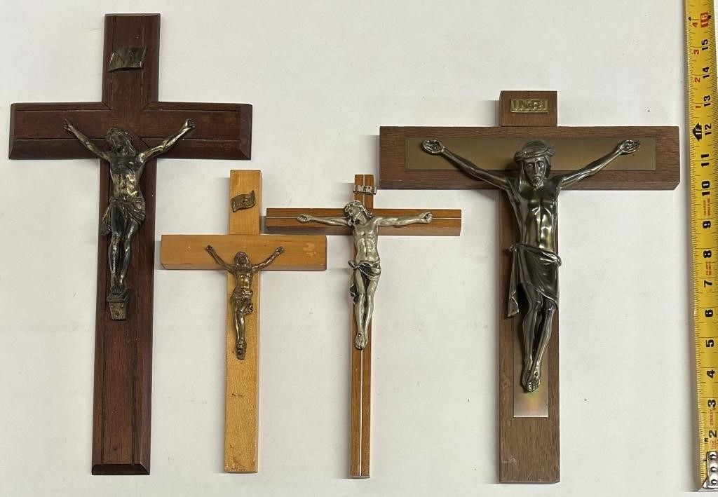 4 crucifix en bronze et bois